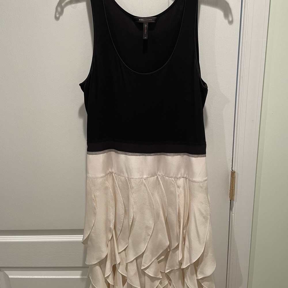 BCBG MAX AZRIA dress size 8. Missing belt